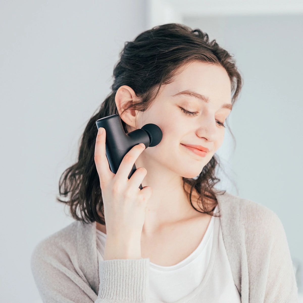 Rebive Air — Tragbare Mini-Massagepistole in Weiß 