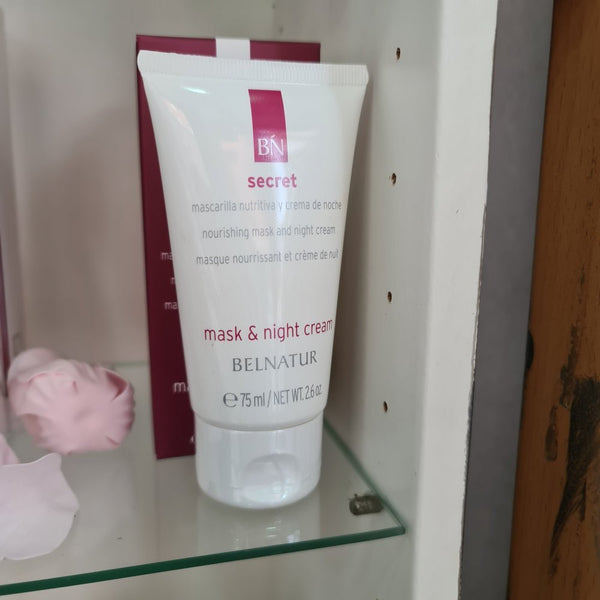 Geheime Maske und Nachtcreme